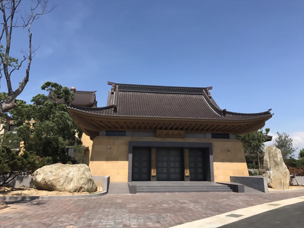 Taoyuan City Round Light Buddha College Entrance