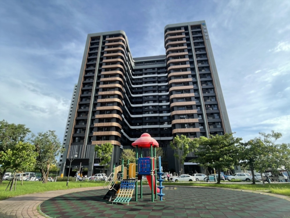 The exterior wall of Xingfufa Residence in Anping, Tainan, uses Hua Tsai waterproofing additive for primer waterproofing. Once the primer is completed, the waterproof layer is complete.