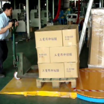 Stretch Wrapping Machine with Top Pressure Plate