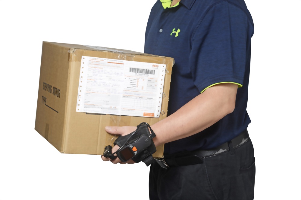 Wearing iDC9602N, operator can moves cartons easily.