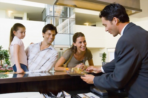 ­顧客服務課程+帶薪實習(24週，32週，40週，48週)