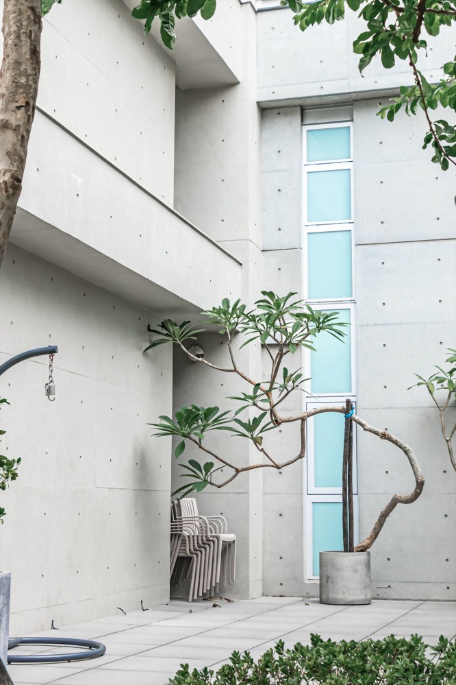 台南尚暘天聚豪宅外牆，使用Hua Tsai專業仿石塗料進行翻新，呈現高質感石材質感。