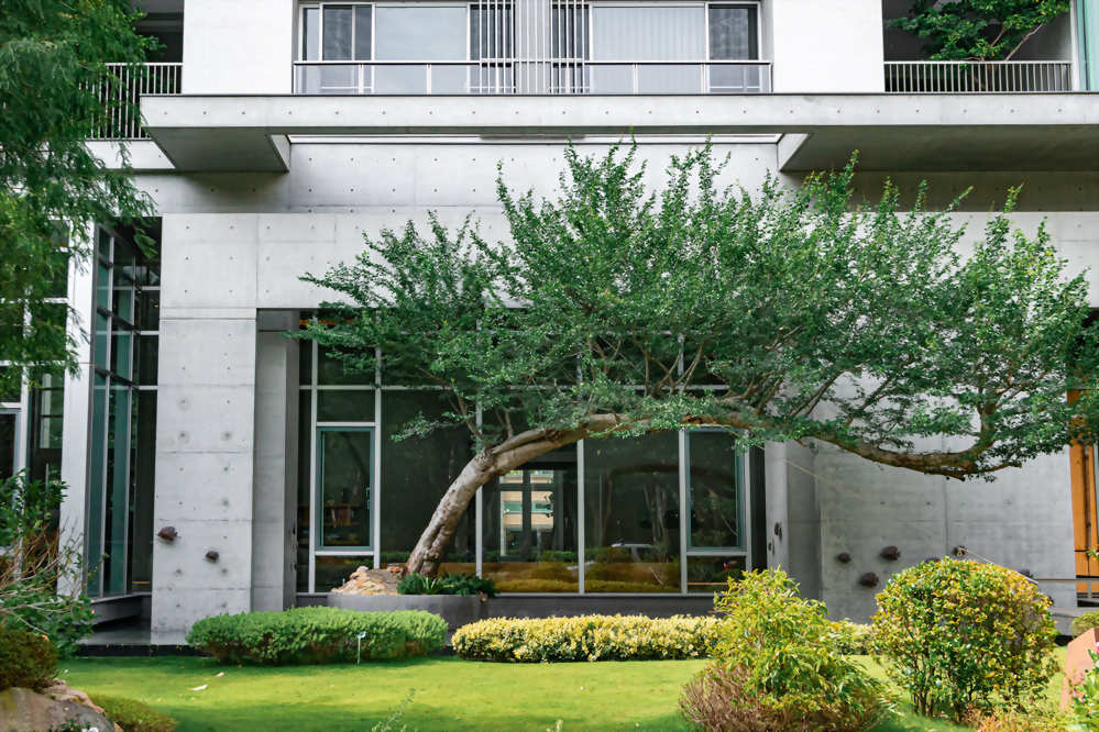 台南尚暘天聚豪宅外牆，使用Hua Tsai專業仿石塗料進行翻新，呈現高質感石材質感。