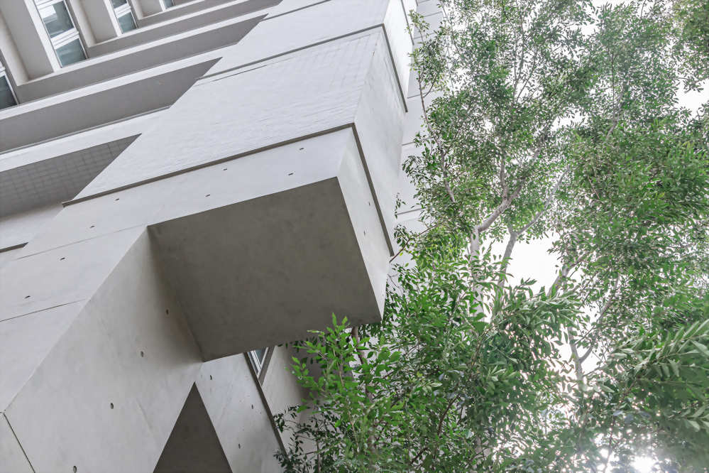 台南尚暘天聚豪宅外牆，使用Hua Tsai專業仿石塗料進行翻新，呈現高質感石材質感。