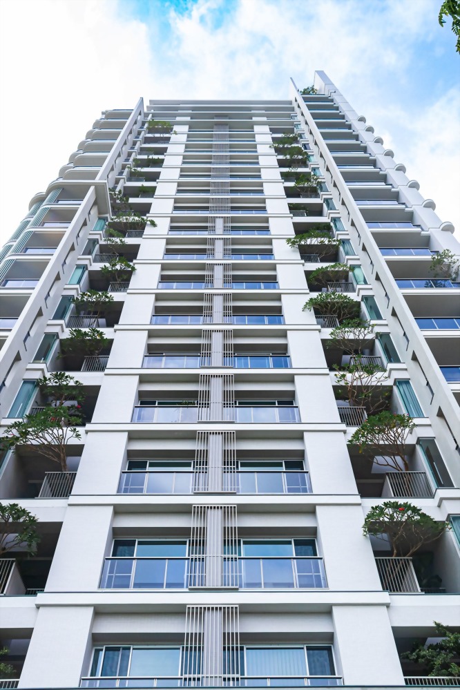 台南尚暘天聚豪宅外牆，使用Hua Tsai專業仿石塗料進行翻新，呈現高質感石材質感。