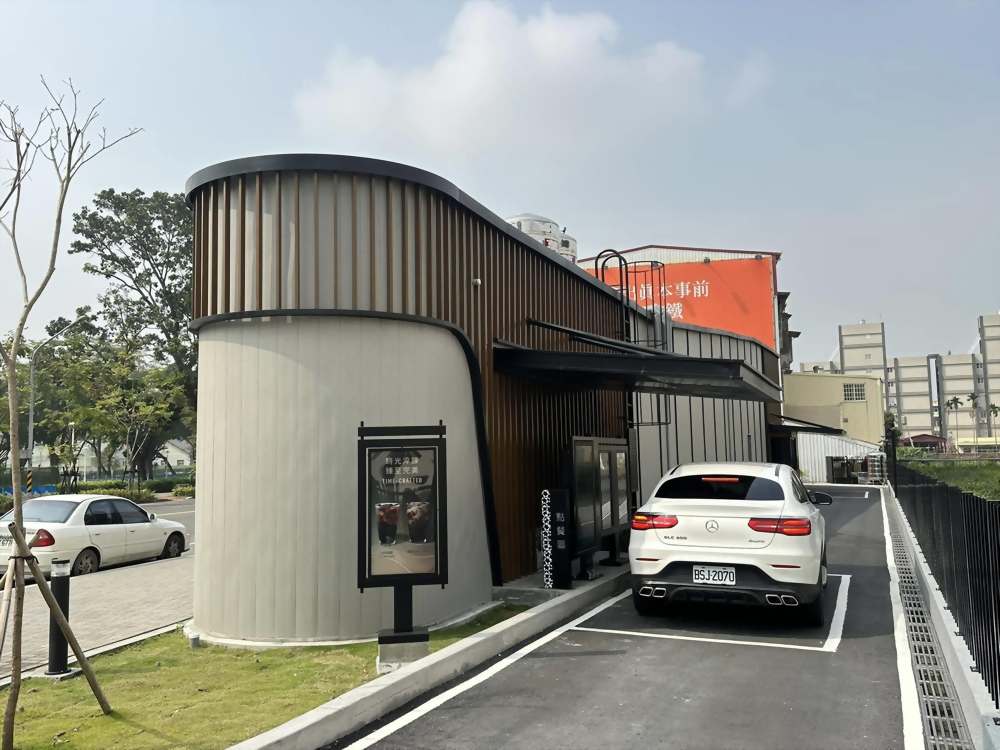 屏東星巴克建國門市外牆翻新，使用Hua Tsai塗料重現質感，提升品牌形象。