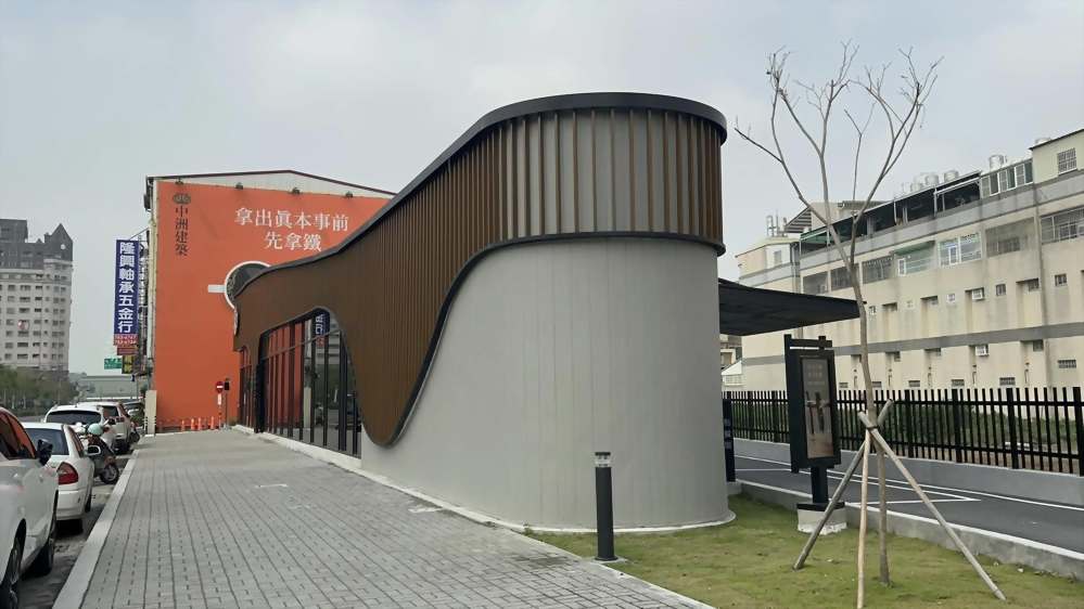 屏東星巴克建國門市外牆翻新，使用Hua Tsai塗料重現質感，提升品牌形象。