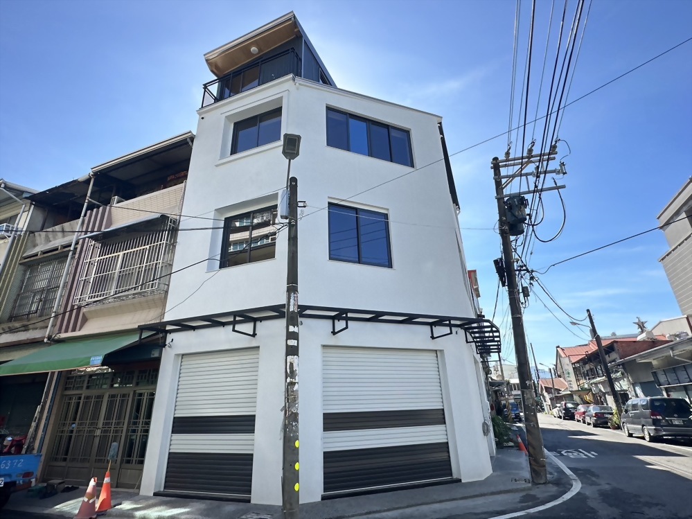 屏東潮州烘焙店老屋翻新後的外牆，使用Hua Tsai仿石塗料，呈現自然石材