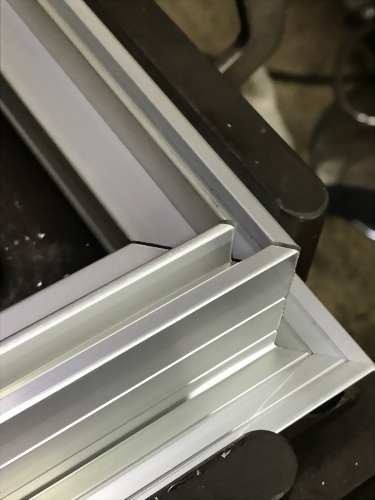 電動巴士逃生窗框