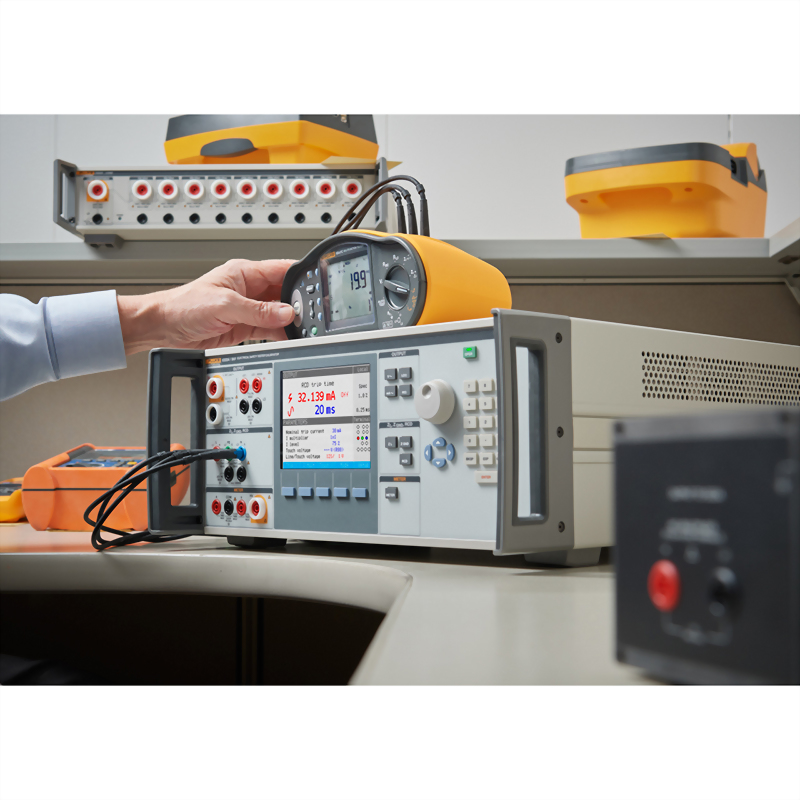FLUKE_Electrical_Safety_Tester_Calibrator_5322A_3