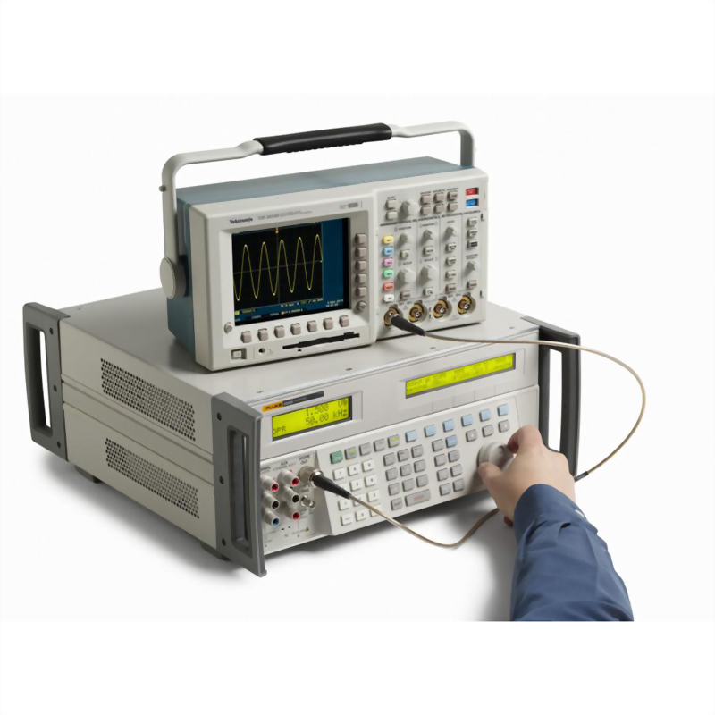 FLUKE_Multi-Product_Calibrator_5522A_3