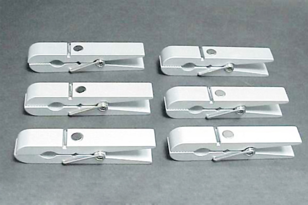 Aluminum clip with magnet