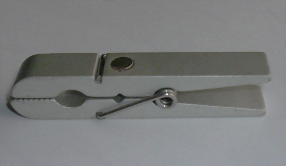 Aluminum clip with magnet
