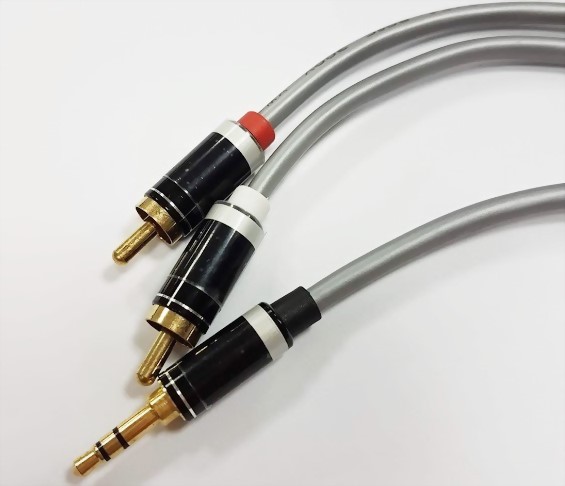3.5mm Stereo Plug-2*RCA Plugs