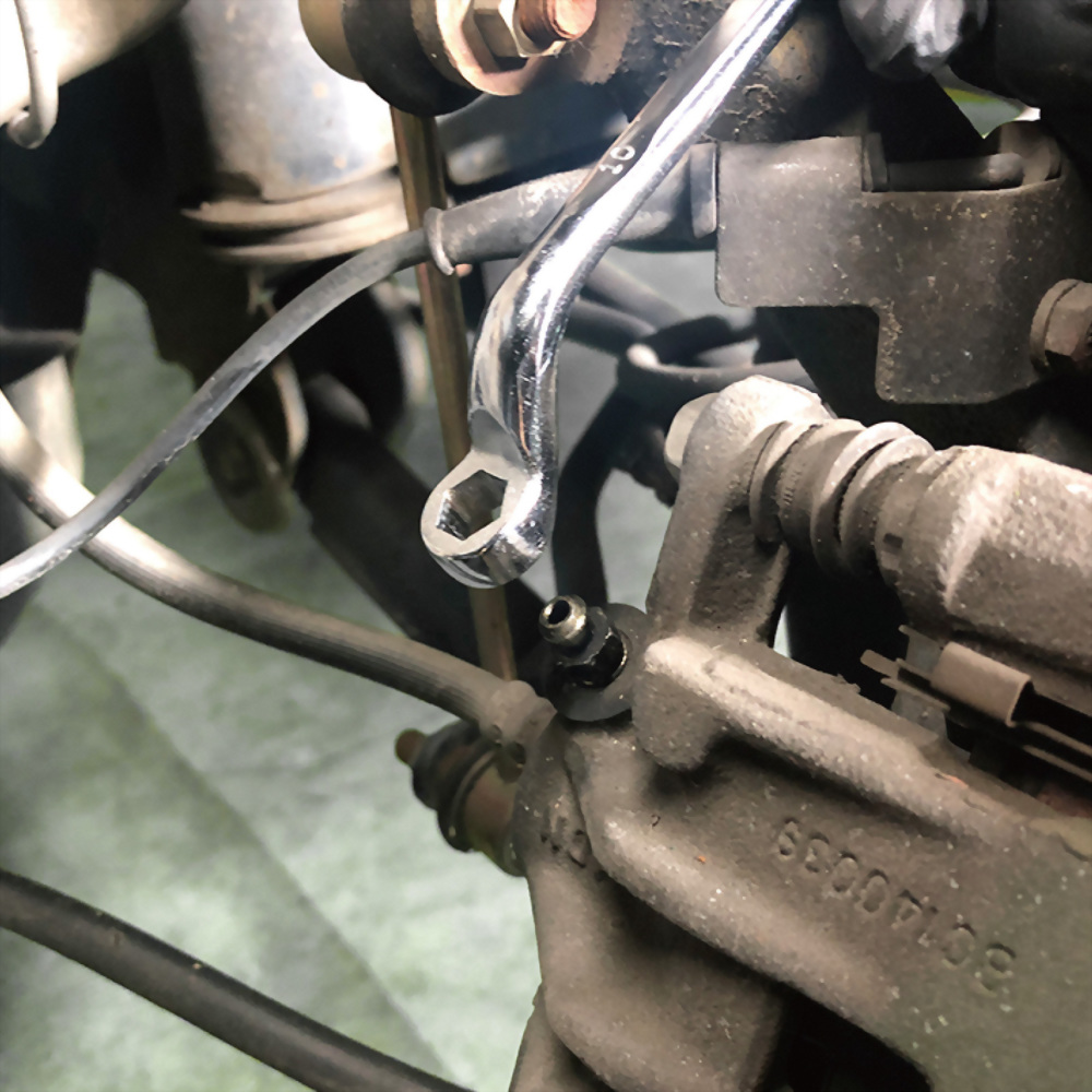 Brake bleeder wrench to work in confined space