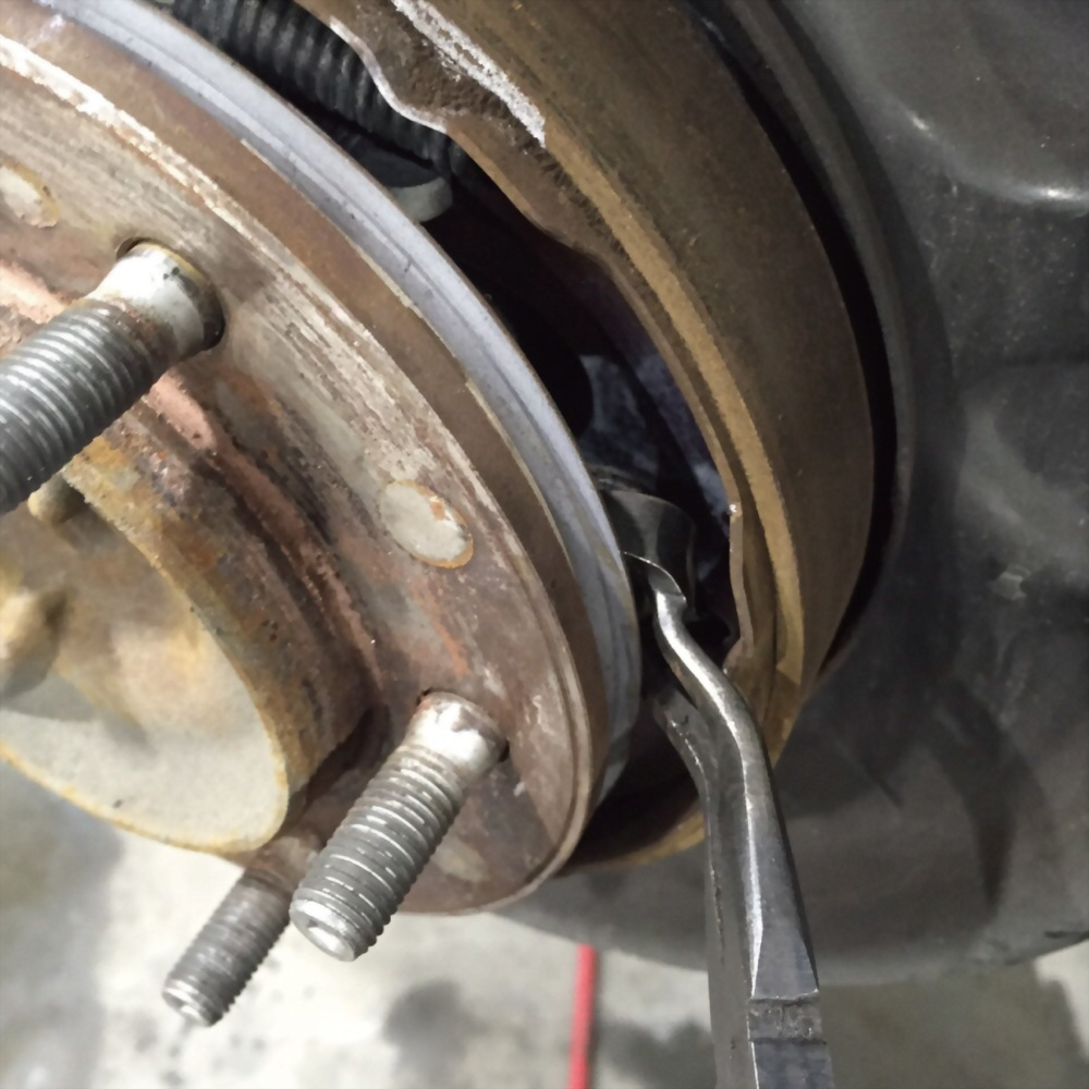 Leverage to Remove and Install Stubborn Hold-Down Springs of Drum Brakes