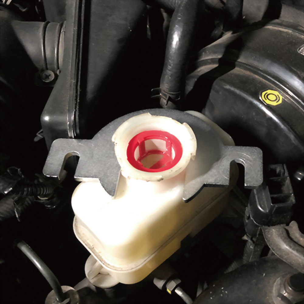 Universal Brake Pressure Bleeder Adapter - Fastener Type