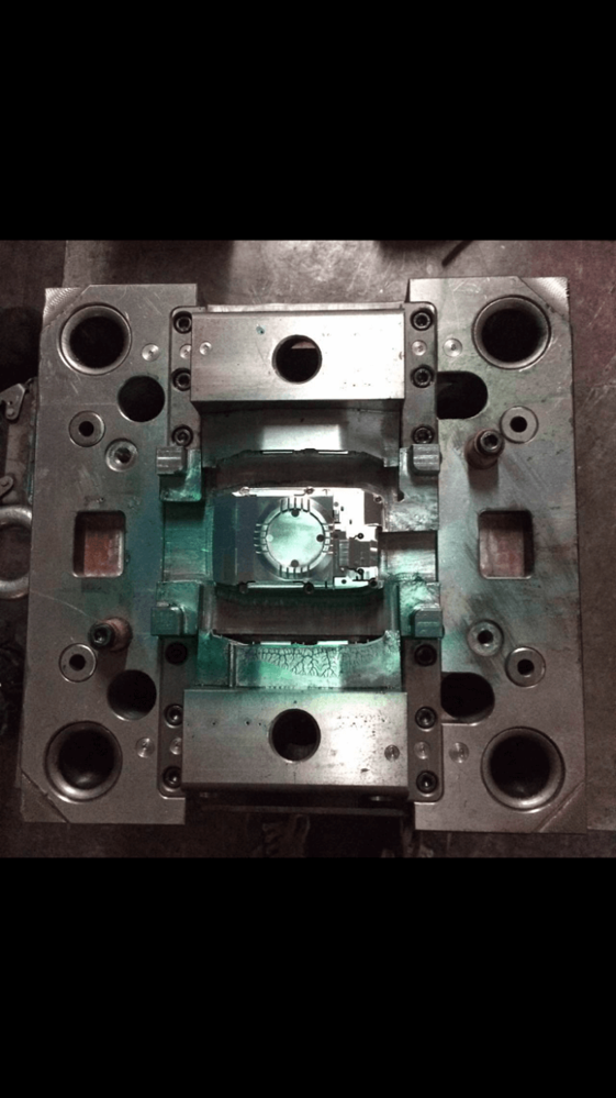 電子模具廠商、電子模具設計、電子模具製造 - 鼎鑫工業