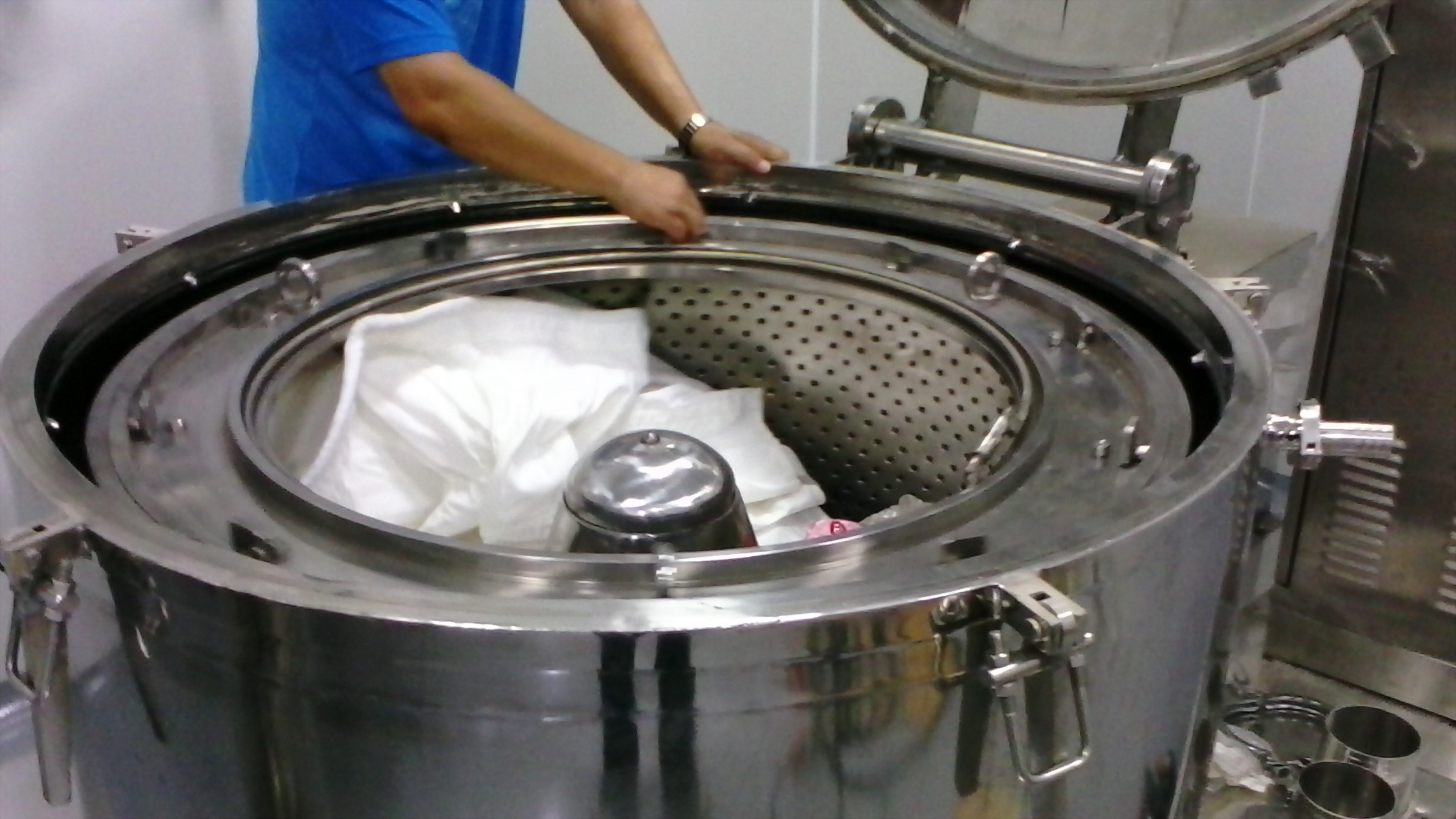 平板吊袋離心機-安裝濾袋