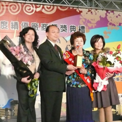 榮獲台中縣金手獎