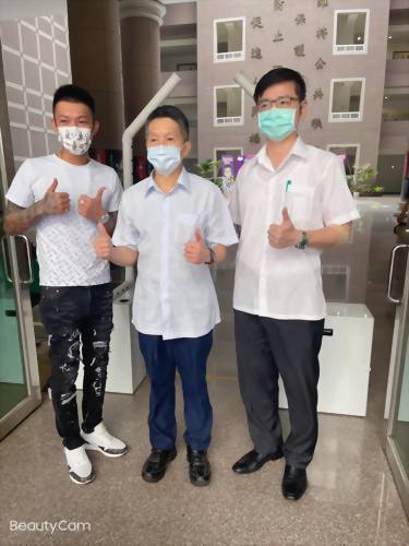 鳳梨叔鼠 贈防疫門到警局 「怕被上銬」緊張到內八