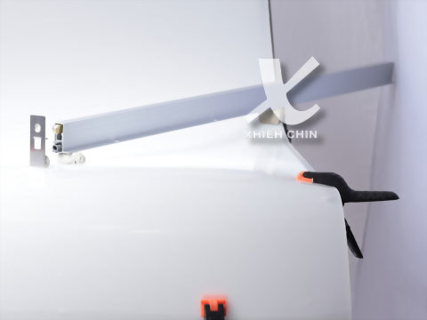 Automatic lifting dust strip