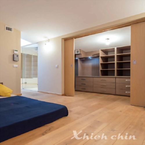 Cross-moving door wheel