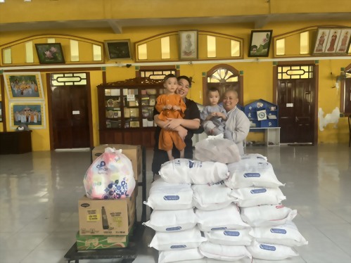 嘉豐海洋 捐贈物資 至 HUNG PHUOC寺廟兼孤兒撫養中心 嘉豐海洋 捐贈物資 至 HUNG PHUOC寺廟兼孤兒撫養中心