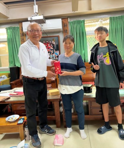 何山田 董事長 捐贈禮金 至 中埔鄉水仔尾 陳老師育幼院 何山田 董事長 捐贈禮金 至 中埔鄉水仔尾 陳老師育幼院