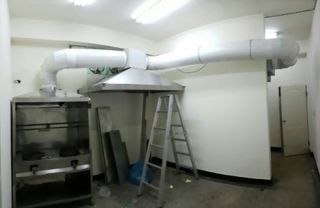 立德八路燒臘，兩個煙罩合併抽風配管馬達安裝+靜電機