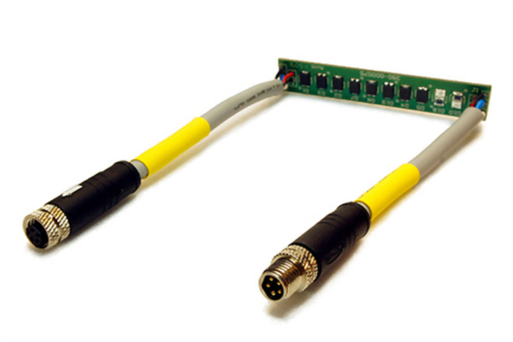 Cable with signal amplifier