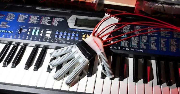 外骨骼手套整合 AI 技術，協助中風患者再次彈奏鋼琴